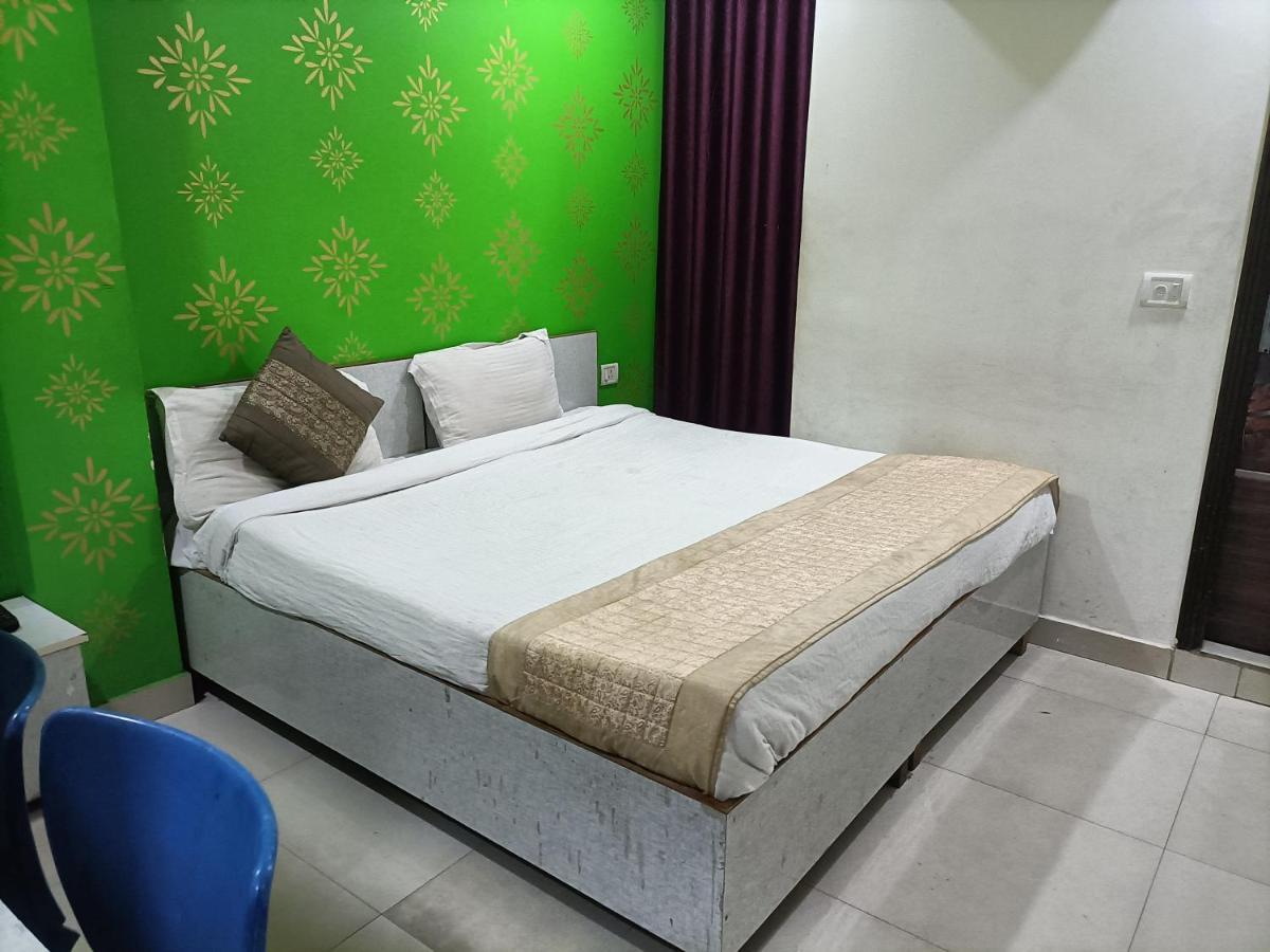 Airport Hotel Breeze Ню Делхи Екстериор снимка